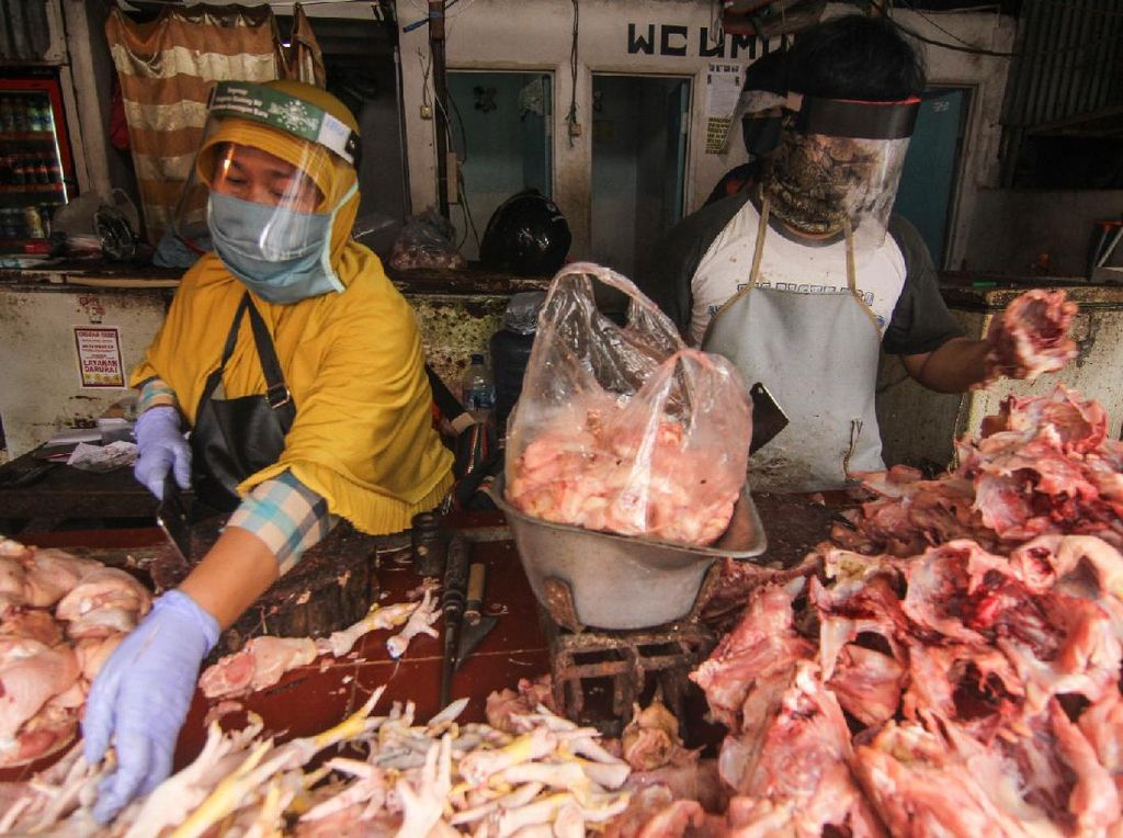 Cegah Corona, Pedagang Daging juga Pakai Pelindung Wajah